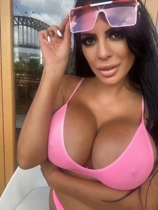 Guess who&rsquo;s got an OF now ... @ashton_avenue 🤯  https://t.co/5aPCZHMR0a https://t.co/VHHqXRfXnd<a class="tags" href="/tag/ashton_avenue">@ashton_avenue</a><a href="/tag/sundayville"class="tags"><span>#sundayville</span></a>