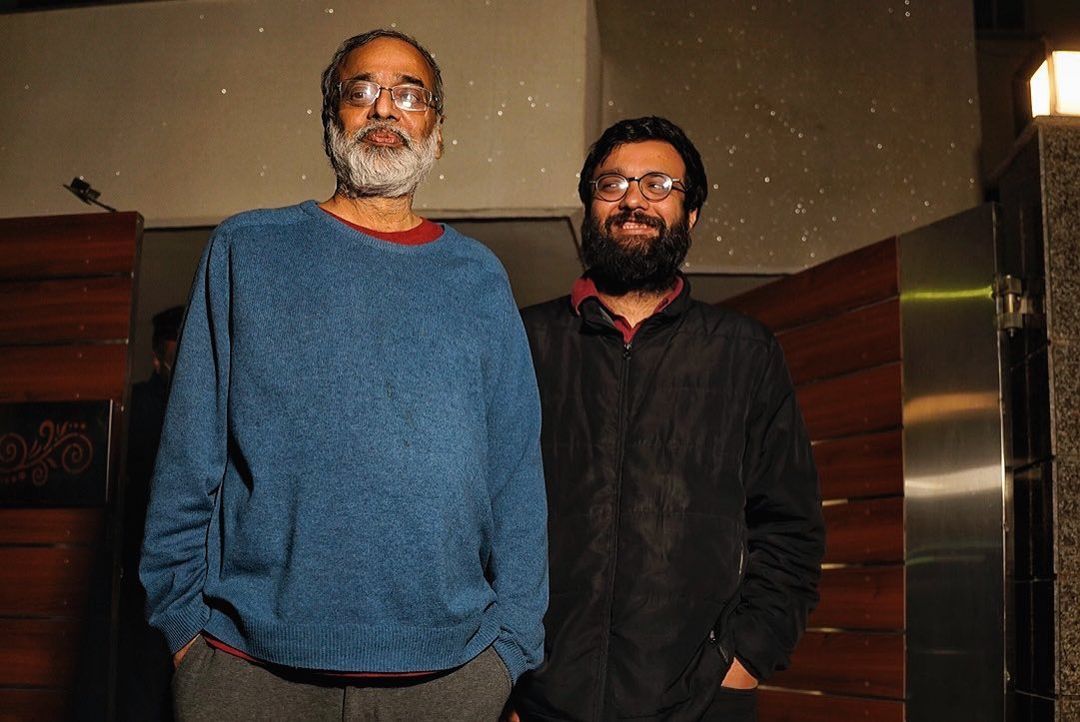 subindennis's tweet photo. 1. Prabir Purkayastha, Editor-in-Chief of @newsclickin, and his partner & author Githa Hariharan, after the 114 hour long ED raid at their home.
2. Prabir & Newsclick editor Pranjal (who endured a 38 hour raid) reunite after the raid.
Pics by Vibhu Grover.
#StandWithNewsClick https://t.co/n9ZfYhzwyW