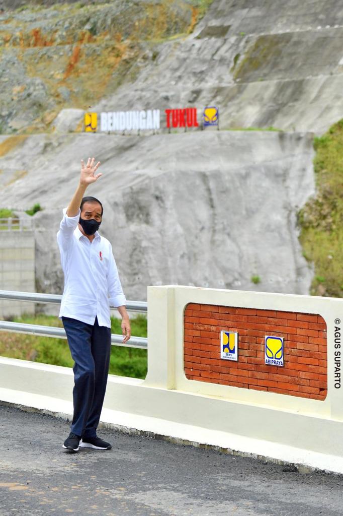 Bendungan Tukul di Pacitan, Jawa Timur, yang baru saja saya resmikan ini dibangun untuk pengendalian banjir, penyediaan air baku, dan dapat mengairi 600 ha sawah. Petani yang dulu hanya sekali menanam padi dan palawija, nantinya bisa dua kali menanam padi dan sekali palawija.