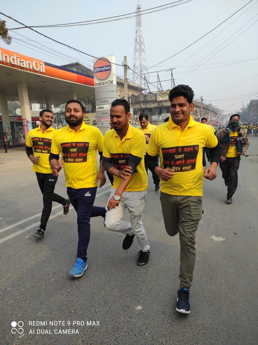 IAM_IAG's tweet photo. #सड़क_सुरक्षा_माह
#Run_for_safety
#गोपालगंज में #मैराथन_दौड़ में भाग लेने का सौभाग्य प्राप्त हुआ यह आयोजन Helmet Man #शाहिद साहब के द्वारा किया गया। इस मैराथन दौड़ में दर्जनों पदाधिकारी एवं सामाजिक कार्यकर्ता तथा पत्रकार बन्धु शामिल रहें ।।
#safetyfirst #safedrivesafearrive https://t.co/gtjEjTlQVP
