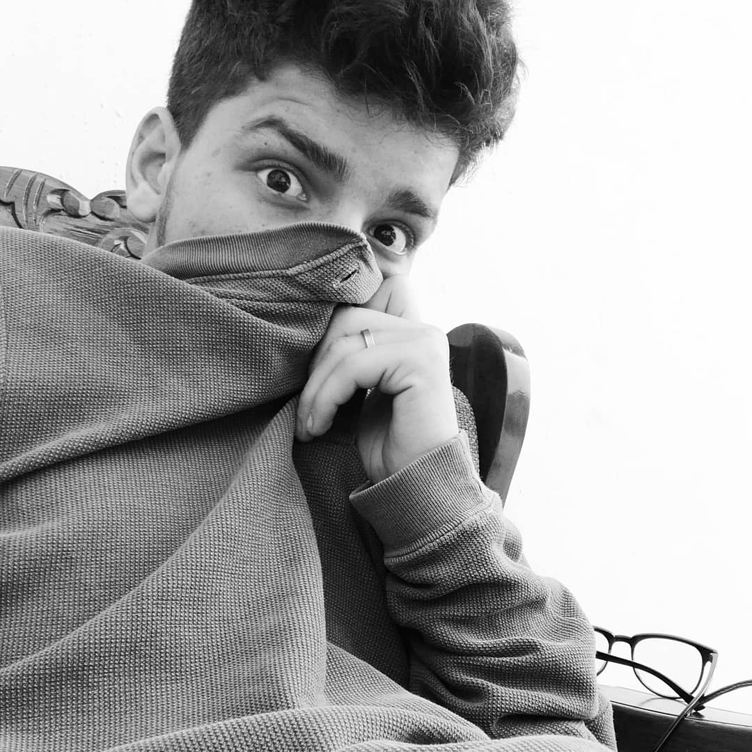 gulshankr_in's tweet photo. What is worry worry is not known on Sunday and every day at home is Sunday.
Now sometimes it seems that God has made the Sunday very leisurely, for this us. 😁😁

#sundayleague #sundaymood☀️ #sundayfunday #hiddenface #hiddenfeelings #blackandwhitephotography #timetofilm  🎥 https://t.co/tJBkKmcd4V