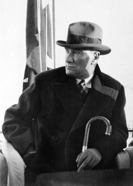 Demokrasiye, özgürlüğe, barışa, adalete ve tüm bunları bize öğreten o büyük adama aşık olan, bütün ATATÜRK'ÇÜLERİN sevgililer günü kutlu olsun...
#SevgililerGünü