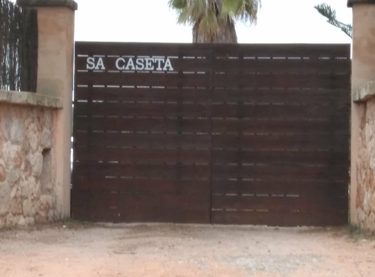 rperellob's tweet photo. Expressions. "CASETA MIA PER POBRA QUE SIA": On ens trobam millor és a casa nostra. Si jo fos "Conseller de Toponimia"😝 impulsaria una llei que obligàs a les cases de foravila a indicar el topònim real de l'indret, i no les bajanades que podem veure com "Villa María" 👹, etc.... https://t.co/h6yms550Ka