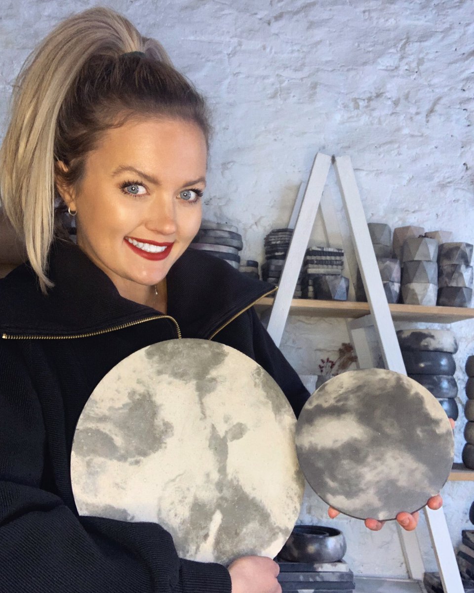 Use SPREADTHELOVE for 14% off today! Ends at 14 minutes past midnight. 

Photo features the size difference between the current plates &amp; the new large plates... &amp; my red lippy for valentines. 😘 

hannahharriet.com