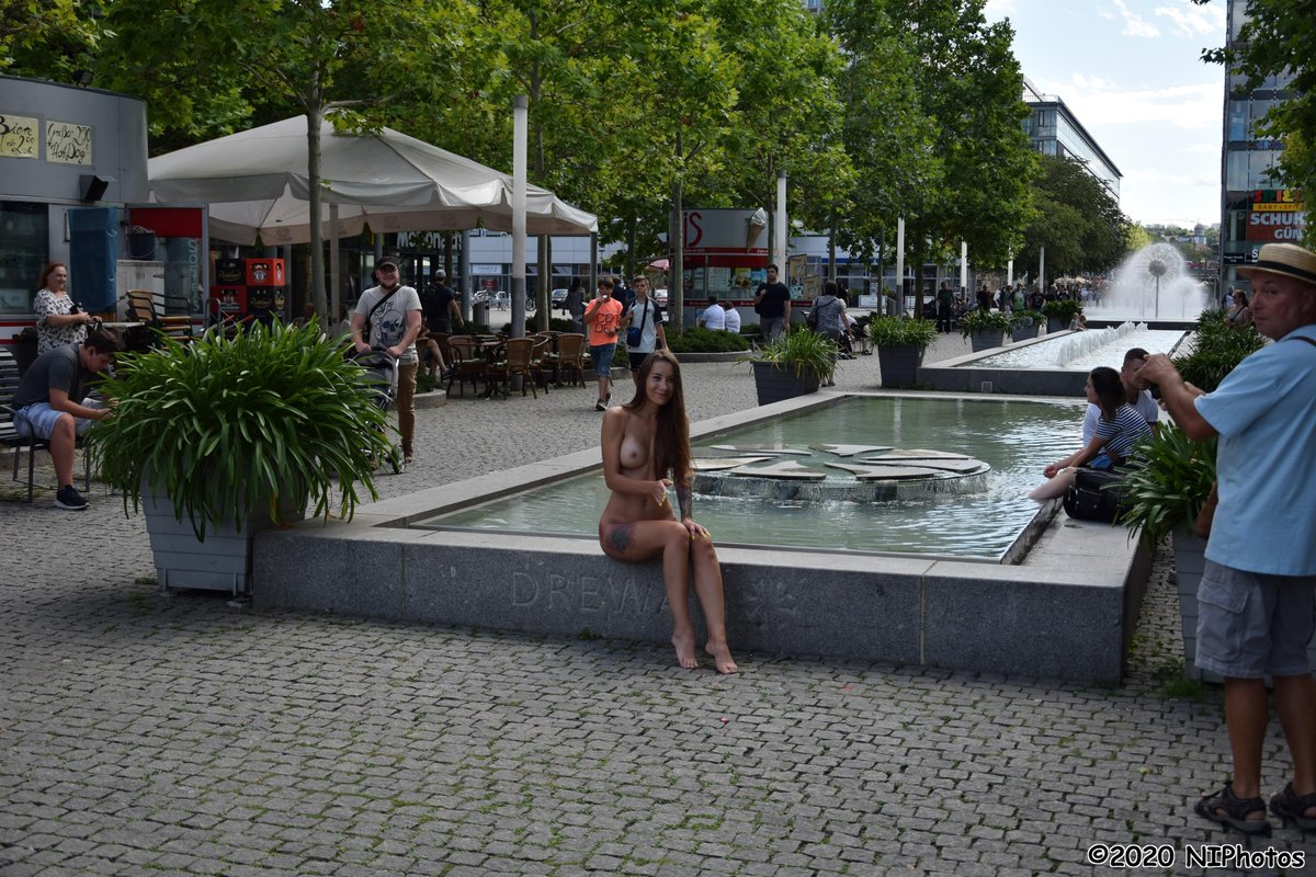 urbanakedphotos's tweet photo. Oh oh  my wife is coming...  😱 🤣
#naked #publicnudity #tattoo #nudeinpublic #exhibitionist

https://t.co/k84MX6Wya9 https://t.co/YH6KOYnXKu