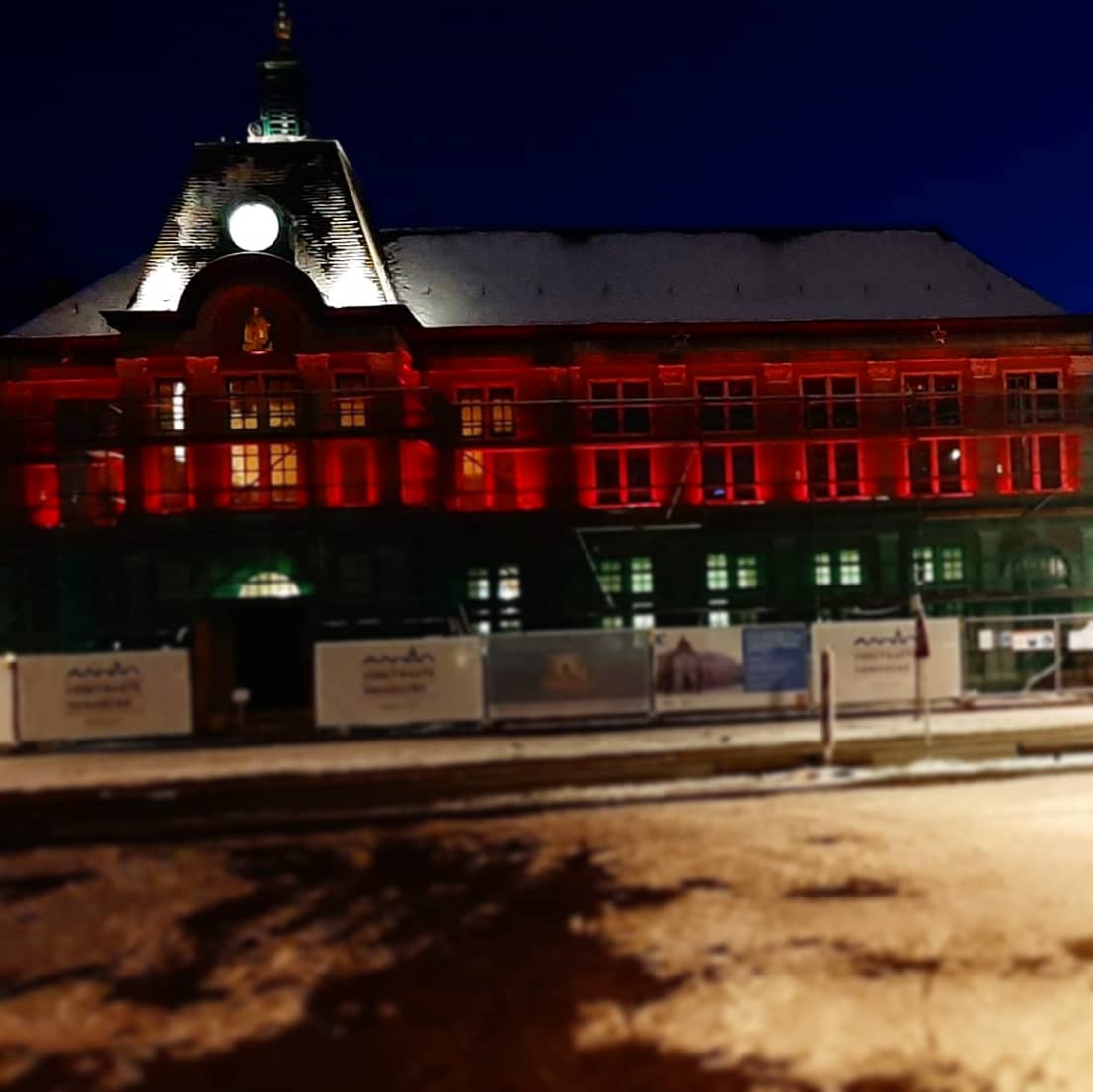 DistrictWilrijk's tweet photo. We wensen iedereen een liefdevol #Valentijn❤️ 
Voor de gelegenheid hulden we dit weekend ons districtshuis in sfeervol rood terwijl onze vijf lichtkranten inspirerende citaten over de liefde projecteert. 
#Wilrijk #Wilstagram https://t.co/8GCGxidGwA