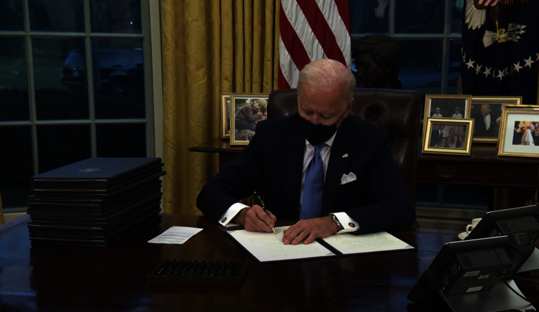 Politique étrangère de Trump et Biden : une différence de style mais pas de fond

2e jour de Biden, la porte-parole du Conseil de sécurité nationale, Emily Horne, a déclaré : « Le président Biden a hâte [...] que les États-Unis surpassent la Chine. »

👇👇
convergencesrevolutionnaires.org/Politique-etra…