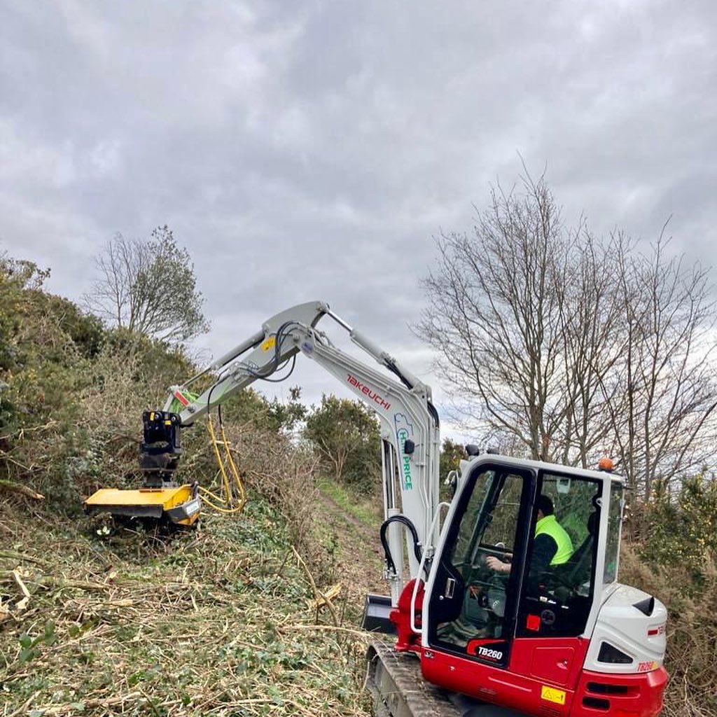 hmpriceltd's tweet photo. Footpath clearance carried out this week #clearance #forst #woodchippers @Takeuchiuk @STIHL_GB https://t.co/83z4uH8cGl