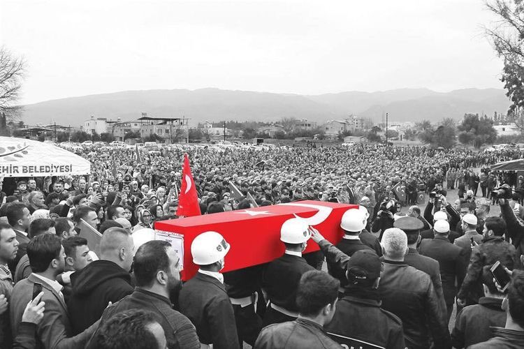 Ne 14 şubatı !
Bugün 13 Türk öldü. 
Bugün 13 eve ateş düştü.  Bugün çocuklar babasız, eşler sahipsiz, anneler evlatsız kaldı.
Ne çiçeği , ne böceği , ne sevdası, ne aşkı !