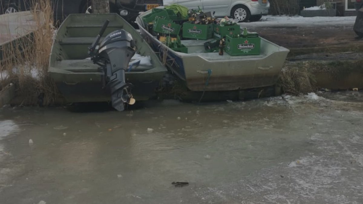 Politie maakt eind aan illegaal feest in Westzaan: jongeren vluchten de polder in. ..