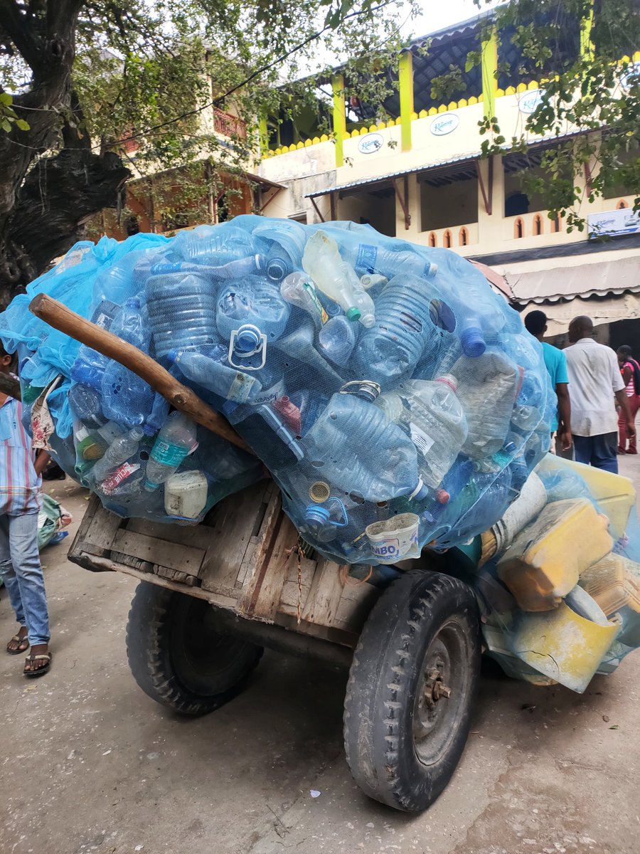 And the final weigh in for #okotaplastiki begins.

Beat Plastic Pollution, courtesy of TakaTaka Foundation ♻️