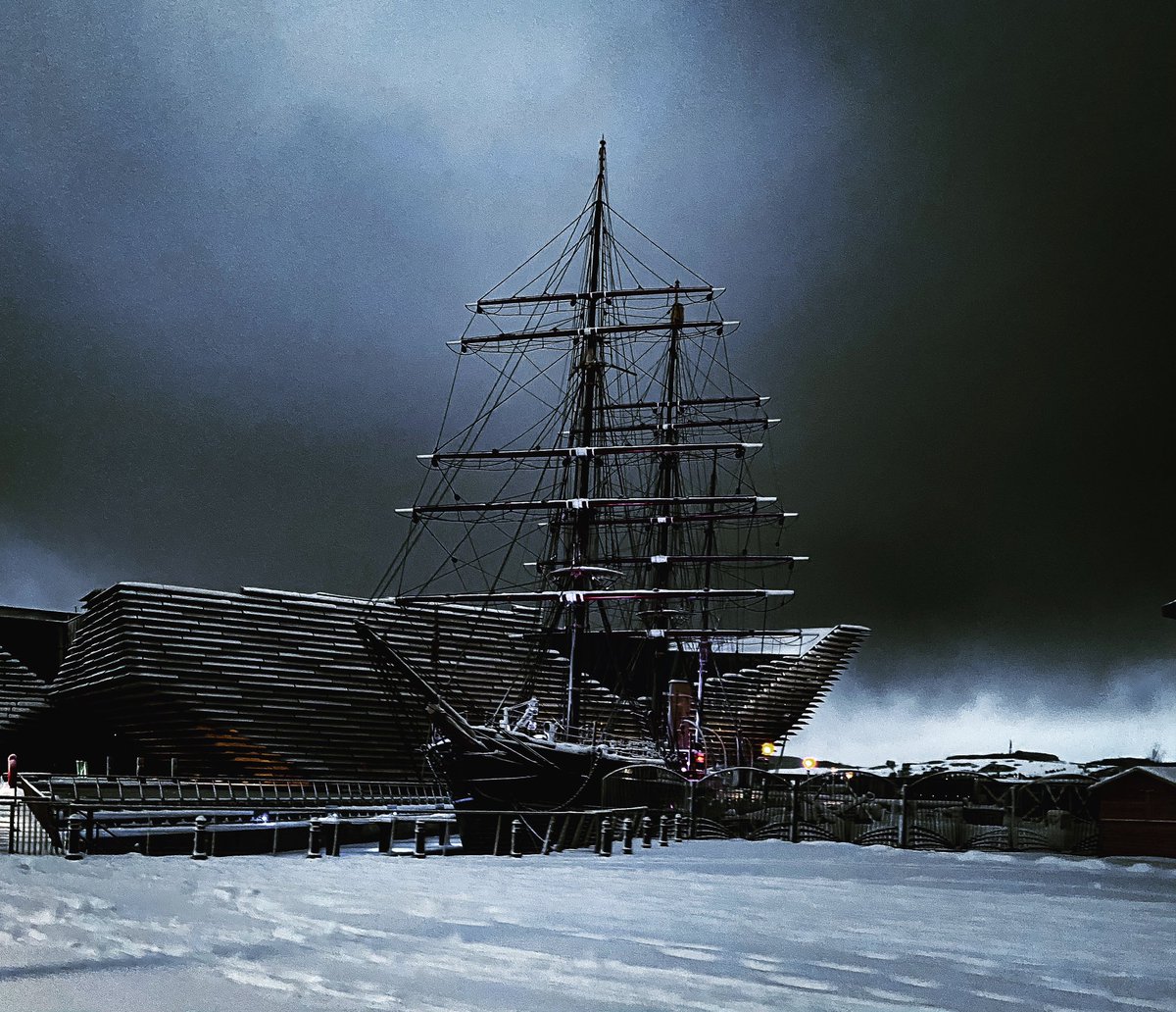 Posted this photo 4 days ago on FB and Instagram and it ended up on Twitter since then has had over 2k reposts and nearly 10k likes in total. #rrsdiscovery #captainscott #Dundee #VandA #photography #scotland #snow #beautifulplaces #ValentinesDay #ships @MyBeauDes