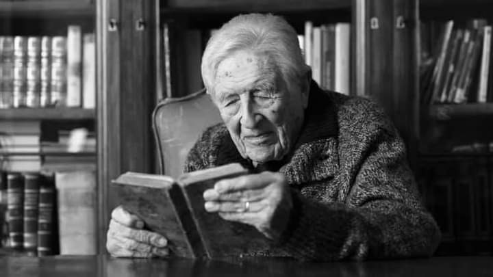 Человек за чтением. Старик. Old man read book. Умный старик. Картинка дедушка читает газету.