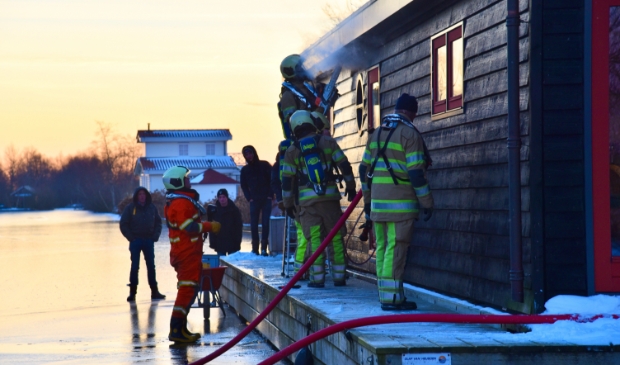 VIDEO Zelden vertoond: brandweer loopt kilometer over ijs om brand bij woonboot te bereiken in Breukelen - ..