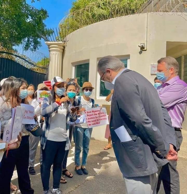 _4ROSELYNN's tweet photo. Finally we got the chance to meet the ambassador of Germany beacuse of this girl who was standing infront of the Embassy for several hours👏👏❤

JUNTA STARTS VIOLENCE

#Feb14Coup
#WhatsHappeningInMyanmar https://t.co/GtPa4OMOr8