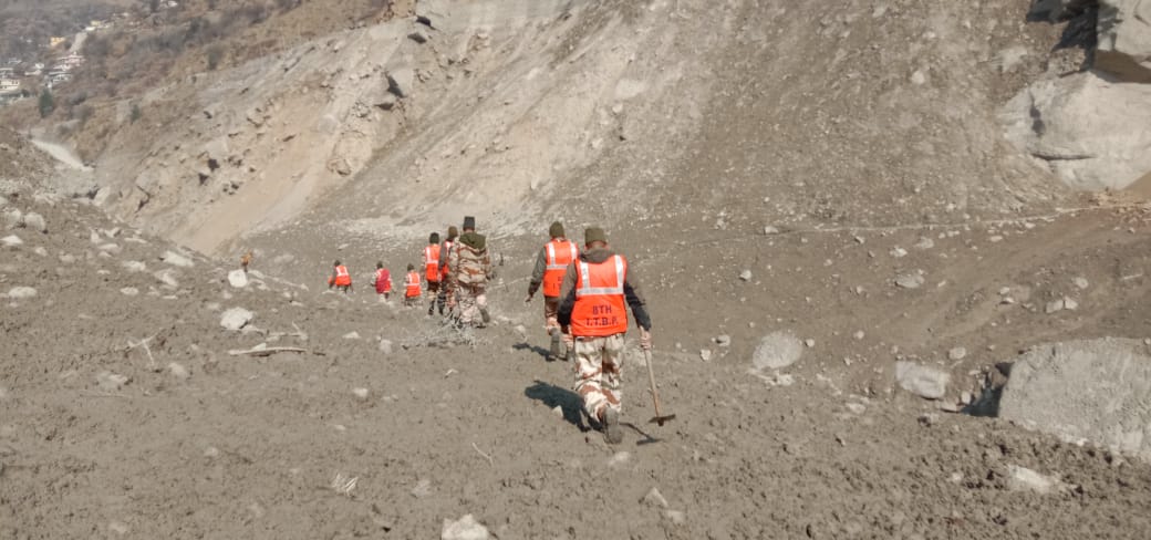 ITBP_official's tweet photo. Indo-Tibetan Border Police (ITBP) search and rescue teams looking for missing at Raini site today.
#Tapovan 
#UttarakhandDisaster 
#UttarakhandGlacialBurst 
#Himveers https://t.co/R6Y57e1xPi