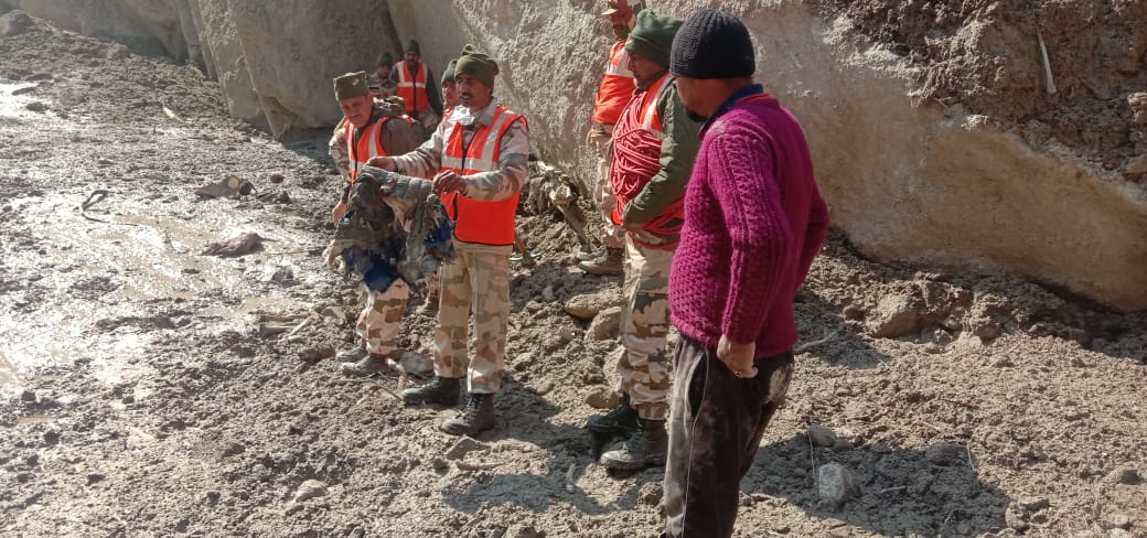 ITBP_official's tweet photo. Indo-Tibetan Border Police (ITBP) search and rescue teams looking for missing at Raini site today.
#Tapovan 
#UttarakhandDisaster 
#UttarakhandGlacialBurst 
#Himveers https://t.co/R6Y57e1xPi