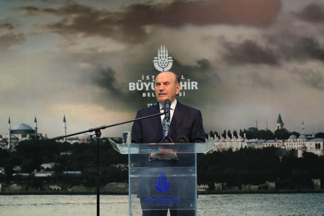 İyi insan olmak, kalplerde iyi bir iz bırakmak çok kiymetli. Başkanımız Kadir Topbaş’a Rabbimden rahmet diliyorum. Başımız sağolsun.
Mekanı cennet olsun inşallah.