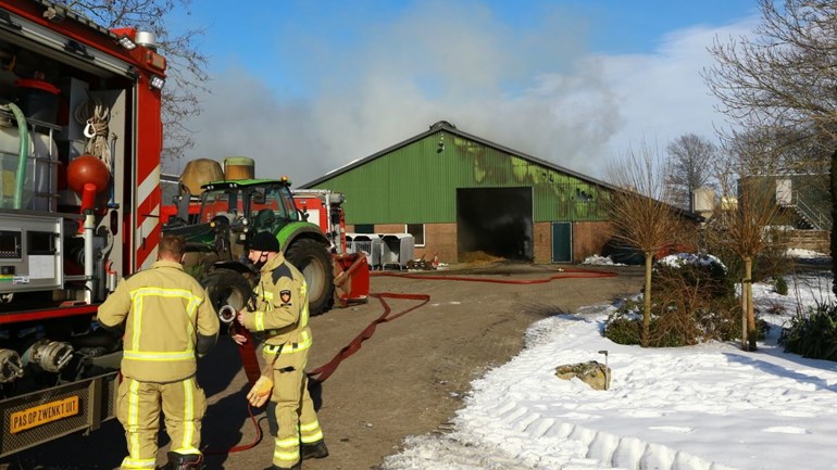Grote brand bij boerderij Noord-Sleen: Bij een boerderij aan De Hullen in Noord-Sleen is brand uitgebroken.