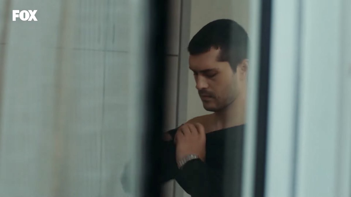 Well at first I thought she wanted to check if he entered the room but our girl kept staring  #SonYaz  #AkMur