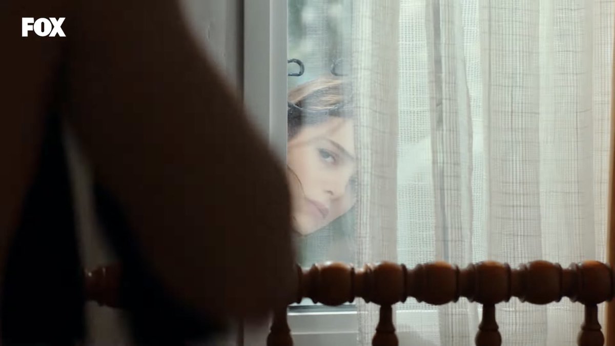 Well at first I thought she wanted to check if he entered the room but our girl kept staring  #SonYaz  #AkMur