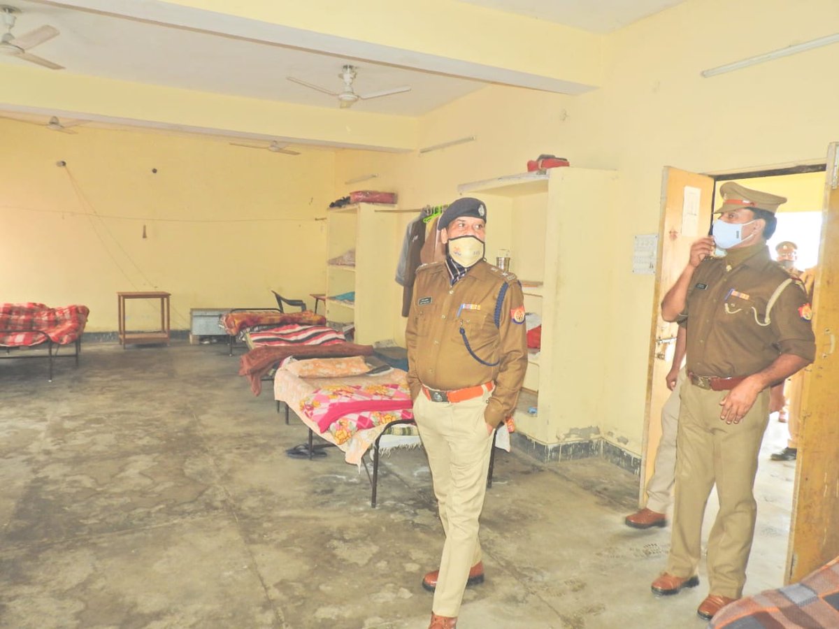 pilibhitpolice's tweet photo. पुलिस अधीक्षक @pilibhitpolice द्वारा थाना गजरौला का किया गया वार्षिक निरीक्षण। थाना कार्यालय, बैरिक,भोजनालय,महिला हैल्प डैस्क, थाना परिसर एवं थाने के विभिन्न अभिलेखों के सही से रखरखाव व अभिलेखों को अद्यावधिक कराए जाने हेतु संबंधित को निर्देशित किया गया। 
#UPPolice https://t.co/MlyiUfs1Ye