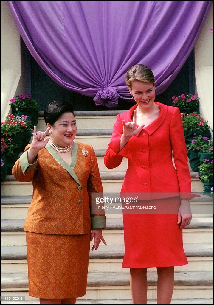BlogMathilde's tweet photo. #OnThisDay in 2001 Princess Mathilde &amp; Princess Soamsawali of Thailand visited a school for deaf children. Philippe &amp; Mathilde were on a trade visit to Thailand. https://t.co/gRn9ZHTgCd