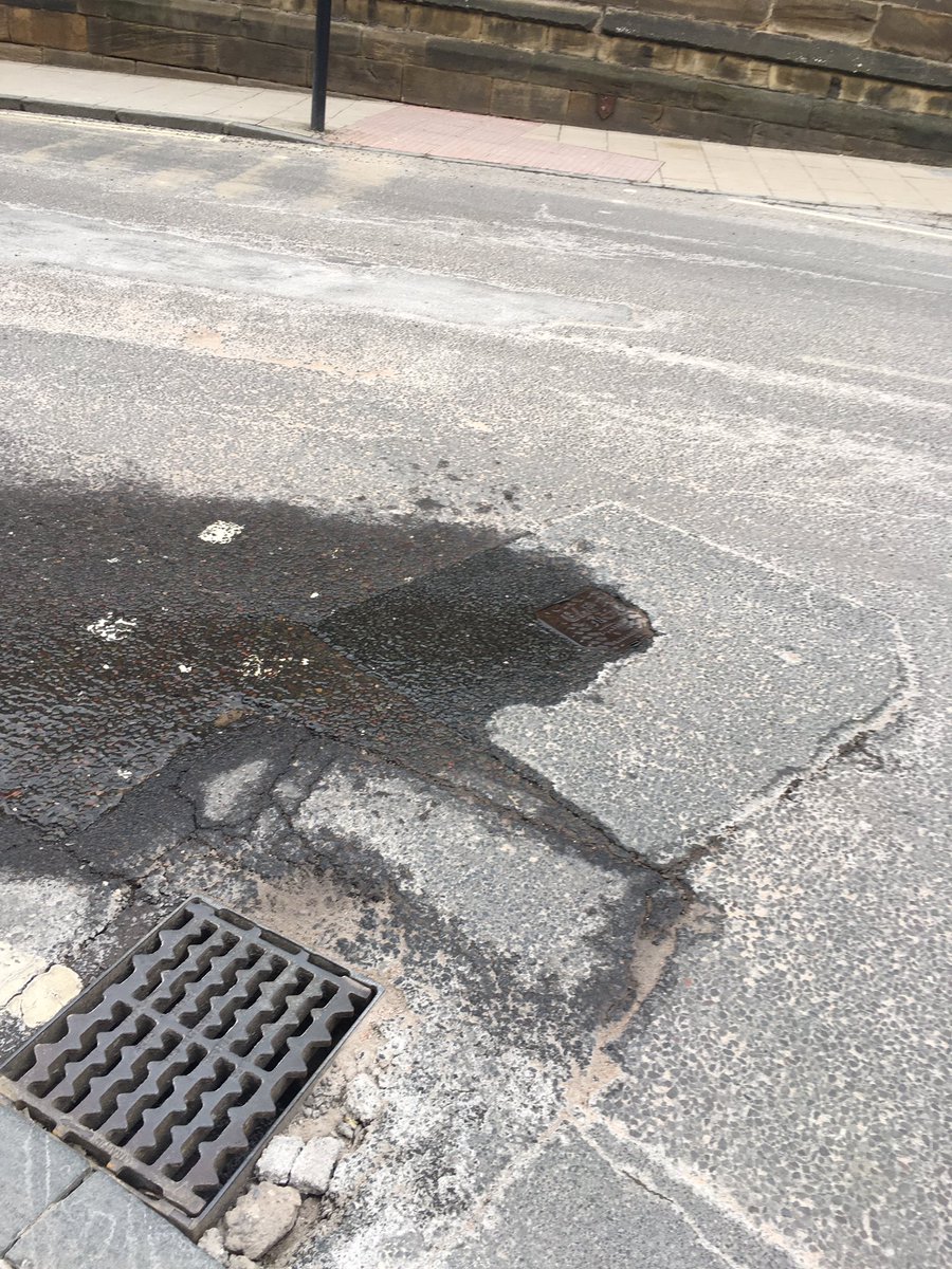 GSwinburn's tweet photo. This is really dangerous #ousegate York @YWHelp @cityofyork @YorkCycle @AndyDAgorne https://t.co/qWCvS8Z7eE