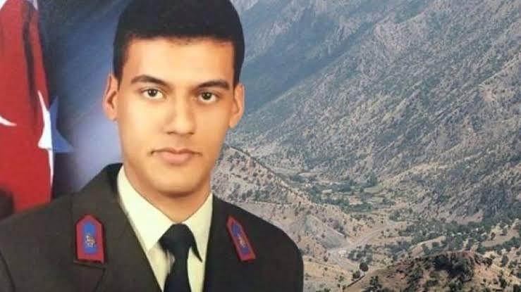 Terör örgütü PKK'nın rehin aldığı 13 Türk evladından biri olan Astsubay Semih Özbey
2015 Yılında terör örgütü tarafından esir alınmıştı.
ŞEHİT OLDU!
Ruhun şad olsun Yiğidim!