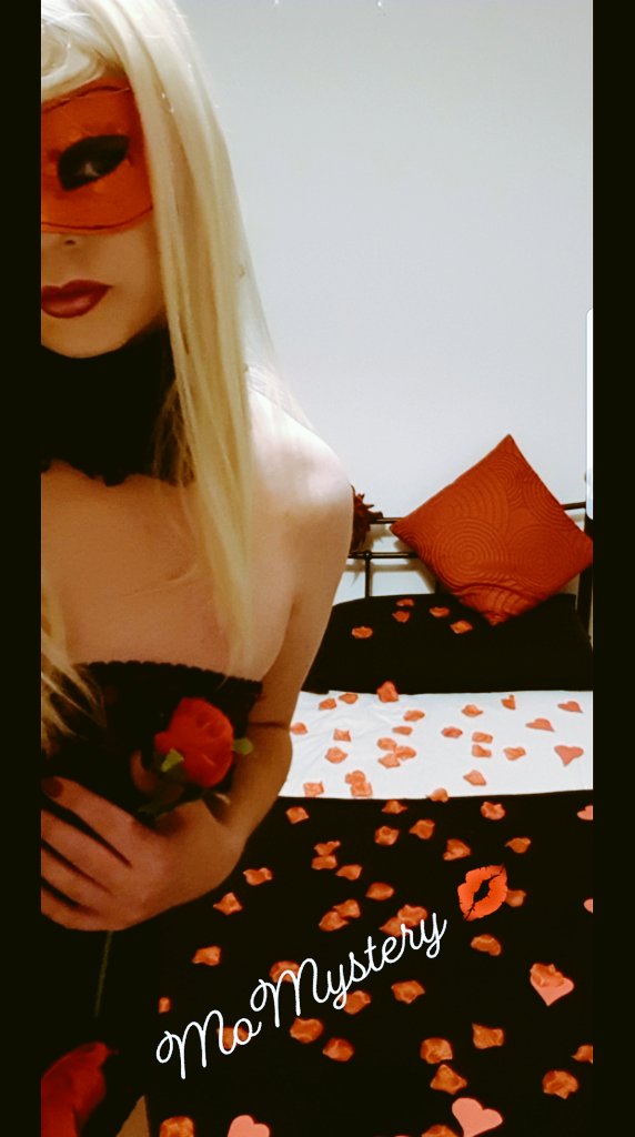 MoMystery2's tweet photo. ♥️♥️Well it's here! HAPPY VALENTINES PEEPS!!♥️♥️ Hope you're all having a great weekend .... I know that I am hehe! 🌹🌹Mo xx https://t.co/Moqnm918OP