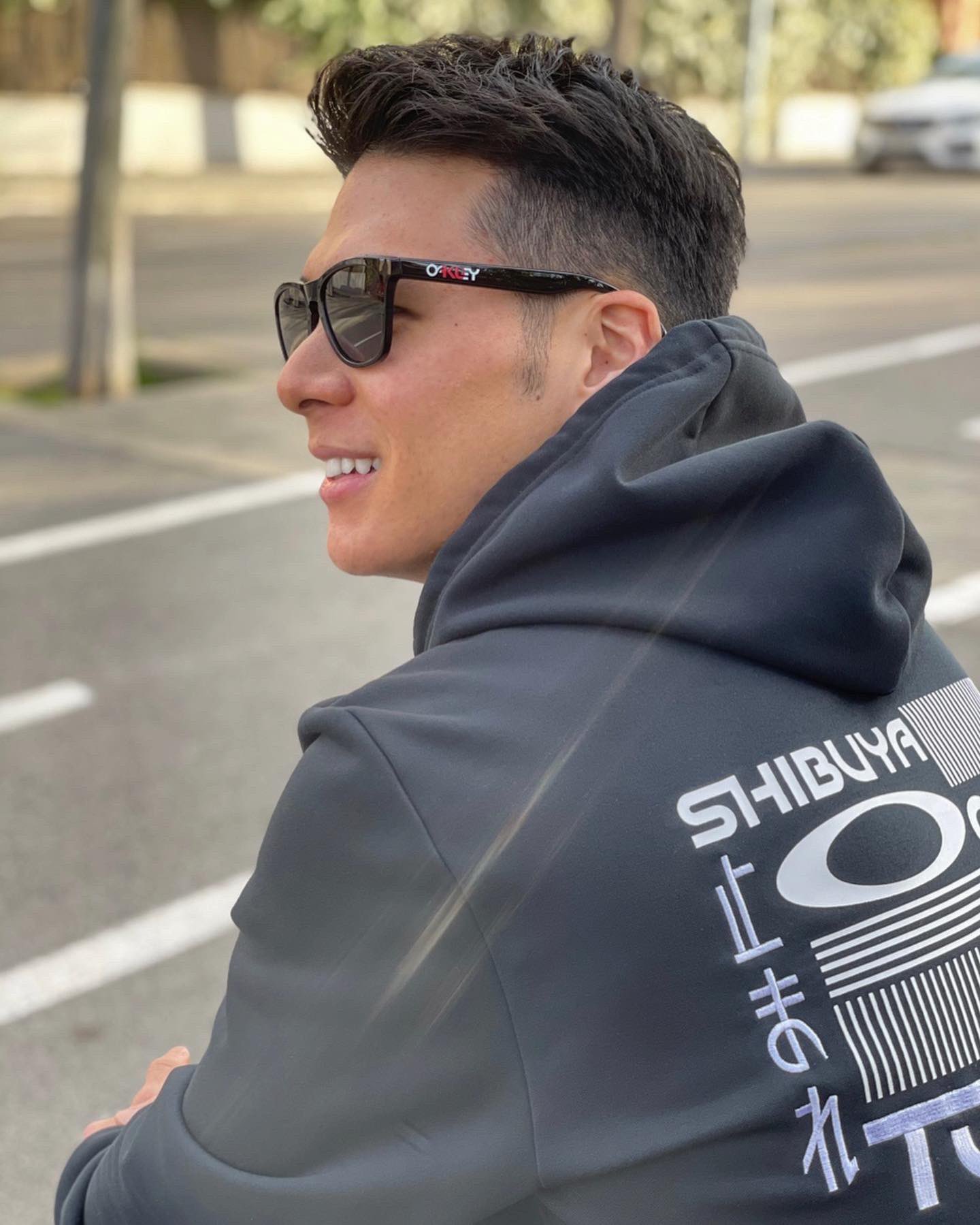 Twitter 上的 Takaaki Nakagami オークリーストア渋谷店では サングラスとアパレルの限定発売をしていて 渋谷駅前のスクランブル交差点からインスピレーションを受けているそうです 皆さんもお揃いしましょう Oakley Japan Limited Edition Drawn Inspiration