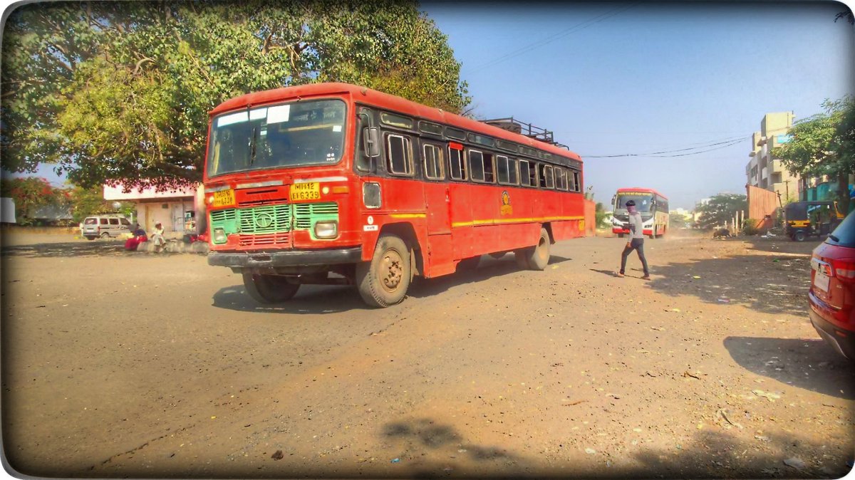 MsrtcBusClicker's tweet image. महाराष्ट्र राज्य मार्ग परिवहन महामंडळाच्या सासवड-निरा लालपरी बस आणि मुंबई-गोंदवले विठाई बस जेजुरी बस स्थानकातून पुढच्या प्रवासासाठी निघत असताना
youtu.be/vAwWGx3wexY