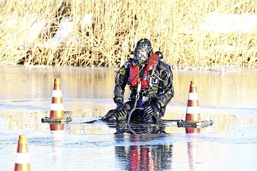 Ter Aarse duikers van de brandweer oefenen onder het ijs: 'Zelfs voor de ervaren rotten is het spannend'..
