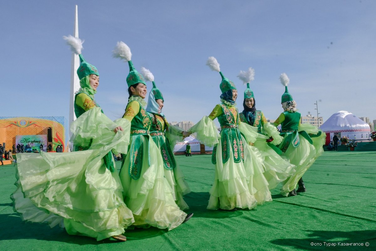 Картинка праздник казахстана. Праздник Наурыз в Казахстане. С праздником Наурыз мейрамы. С праздником Наурыз на казахском. Фестиваль Наурыз в Казахстане.