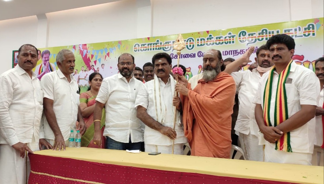 ereswaranoffl's tweet image. வேல்யாத்திரை என்று அரசியல் செய்பவர்கள் மத்தியில்..!

பல ஆண்டுகாலமாக தைப்பூசத்திற்கு பழனிக்கு பாதயாத்திரை செல்லும் முருகன் பக்தர்களாகிய நாம் கையில் வேல் ஏந்துவதே சிறப்பு..!