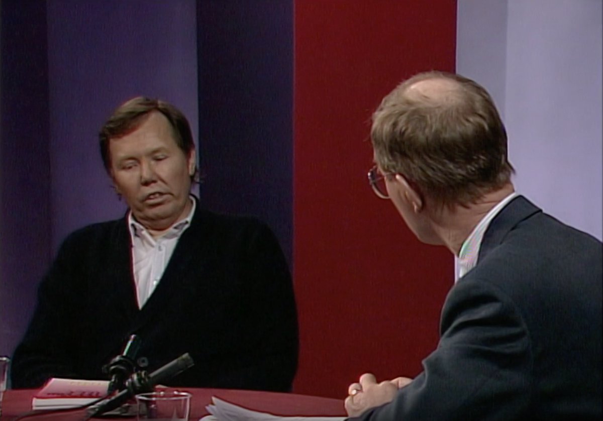 Idag för 30 år sedan skrevs intervjuhistoria. Ingen har suttit så svarslös som Bert Karlsson hos Olle Stenholm i Magasinet 14 feb 1991. Skriver om och länkar till den klassiska intervjun här. 
#intervjuteknik #nydemokrati #30åridag #14feb1991
bjornhager.blogspot.com/2021/02/ingen-…