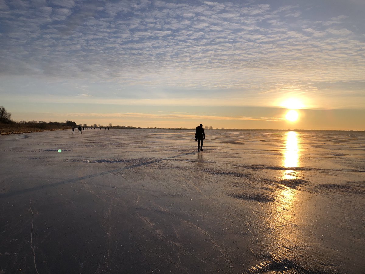 Schaatsen bij zonsopkomst op de Belterwijde. Het ijs was zeer wisselend, maar het was maximaal genieten! #wanneperveen  #beltschutsloot #giethoorn