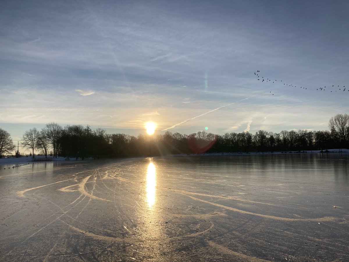 Hleus's tweet photo. Was bijzonder vanochtend op het ijs #zonsopkomst https://t.co/R0o6GLecWx