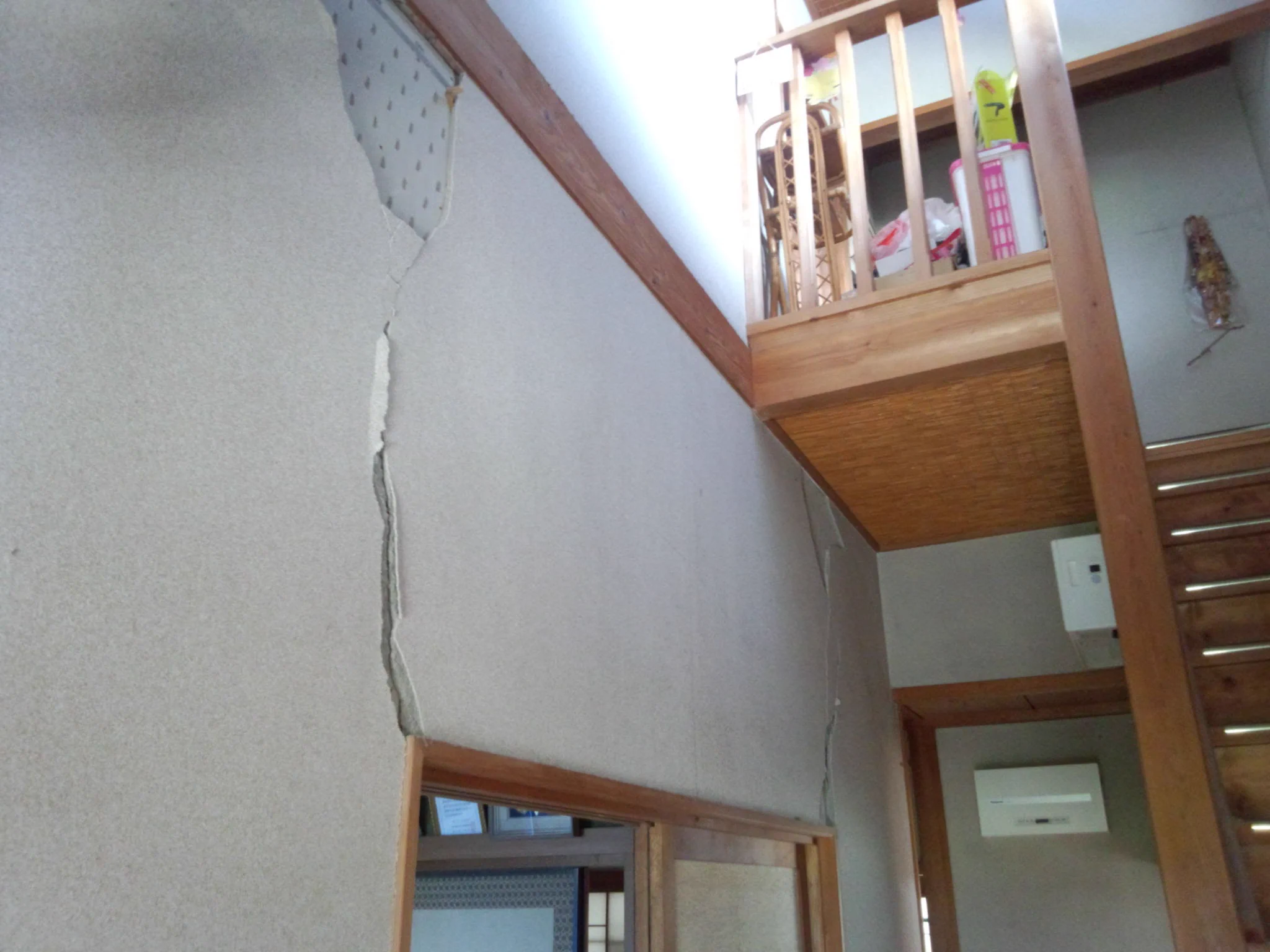 @10ya_1ya_ 熊本地震の時、自分達も沢山証拠写真撮りました…。
御蔭で全修理代のうち半分以上の額を保険代で賄えて、どれだけ助かった事か…。 