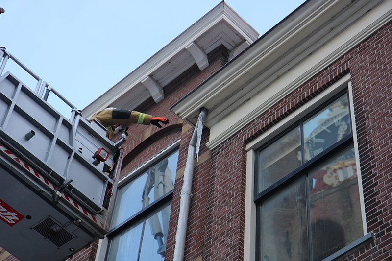 NU ONLINE: Brandweer haalt gevaarlijke ijspegel weg Oude Kerkstraat Delft..