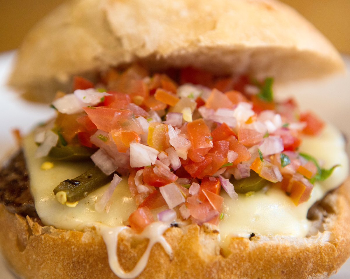 Tu mejor cita para hoy va directa da nosa finca a túa casa 😉🍔

🛵 Servicio a domicilio (Just Eat)
🚶🏻‍♀️ Servicio recogida en el local

#Vigo #ComidaADomicilio #BestBurgers #Burger