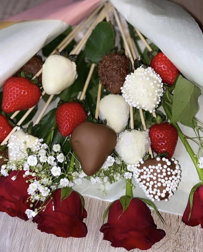 silversketchh's tweet photo. Red Rose Strawberry/ Flower Bouquets made upon request for our lovely customer🌹 
-
-
-
#silversketch #valentines #valentinesgift #flowerbouquet https://t.co/uAOo2g0zd2