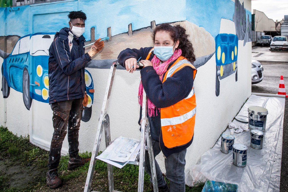 Ahmed, stagiaire à l’Ecole de la 2e chance &amp; Joëlle, salariée polyvalente sont devant la fresque dite "Renault" à proximité du garage éponyme. Ce chantier décore les transformateurs électriques près de Dijon, pour égayer le paysage urbain. 📸#HistoireDeLiens ©<a href="/CorinneRozotte/">Corinne Rozotte</a>