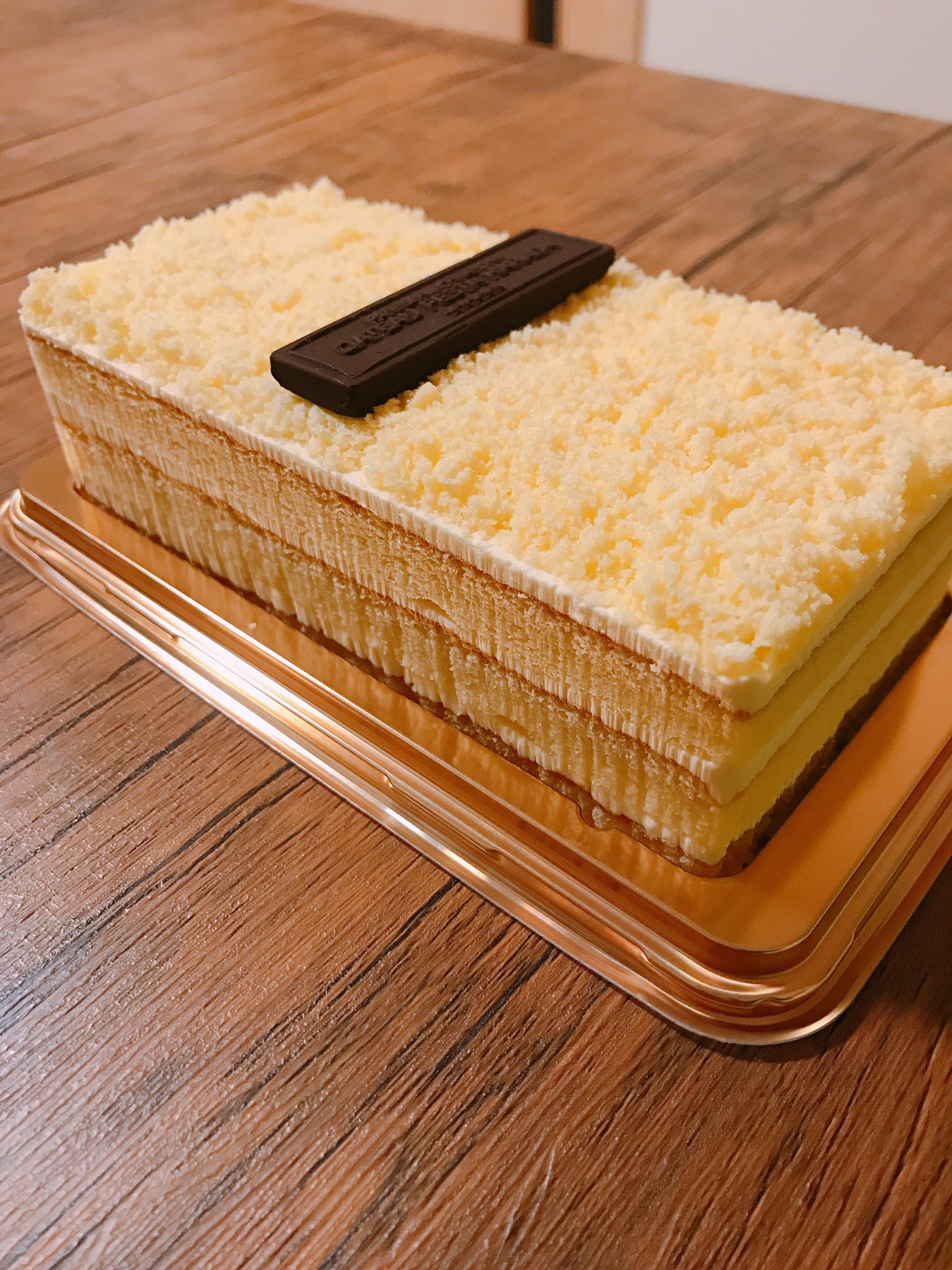 ミー ケ ガトーフェスタハラダのフレッシュバターケーキ あえて昔懐かしいバターケーキをチョイスしてみました ハラダだからバターの質も良さそうで 重たすぎずにおいしー 一人で一台いっちゃいそうなレベルですが ここ数日のウォーキングが無駄に