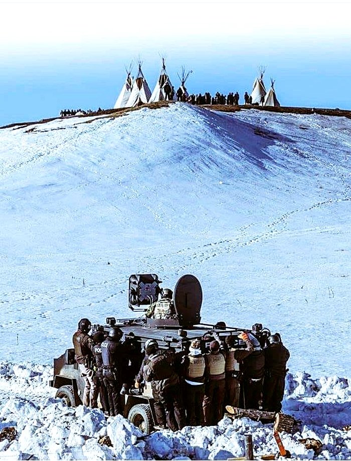 Comunidad Siouxs resistiendo al desalojo
de la policía para la construcción
de un gran oleoducto en Dakota (USA)
Impresionante foto e impresionante resistencia
Gracias a bit.ly/Eukaryon-Otodo…
#StandWithStandingRock #ClimateJustice #StopDAPL