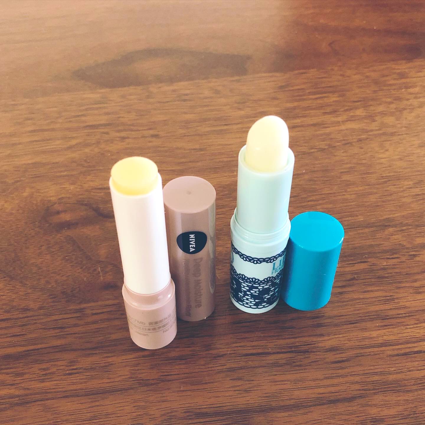 Nene Writer リップクリームってどれもそんなに変わらないと思っていたけど 全然違うなと感じた2品 リップベビーナチュラルはとにかく本当に唇が柔らかくなる ニベアのディープモイスチャーは 唇が荒れているときはコレっていうほどガサガサ唇に効果的