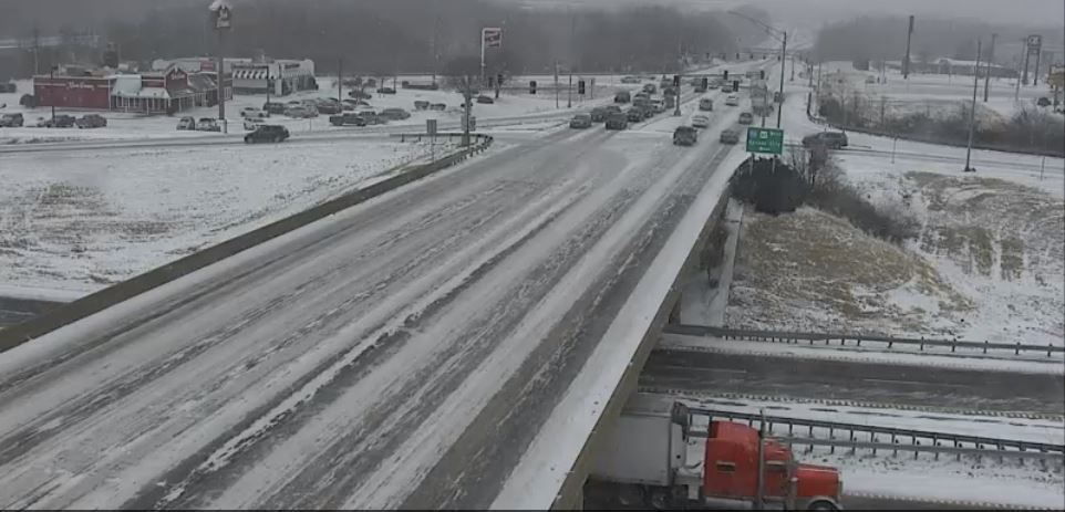MoDOT_Central's tweet photo. ❄️🚙Here is a look at some roadways in the northern part of the district:

📷 I-70/Rt 63 Connector in Columbia
📷 Rt 54 in Kingdom City
📷 MO Blvd/Rt 50 intersection in Jefferson City

Avoid travel if possible! These conditions are expected to continue through the day. #midmowx https://t.co/Ur9shudgEO