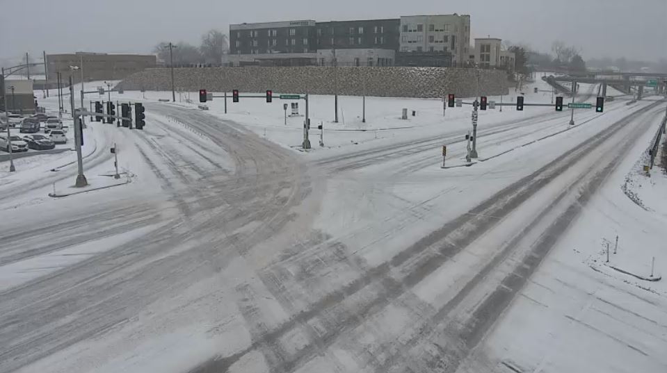 MoDOT_Central's tweet photo. ❄️🚙Here is a look at some roadways in the northern part of the district:

📷 I-70/Rt 63 Connector in Columbia
📷 Rt 54 in Kingdom City
📷 MO Blvd/Rt 50 intersection in Jefferson City

Avoid travel if possible! These conditions are expected to continue through the day. #midmowx https://t.co/Ur9shudgEO