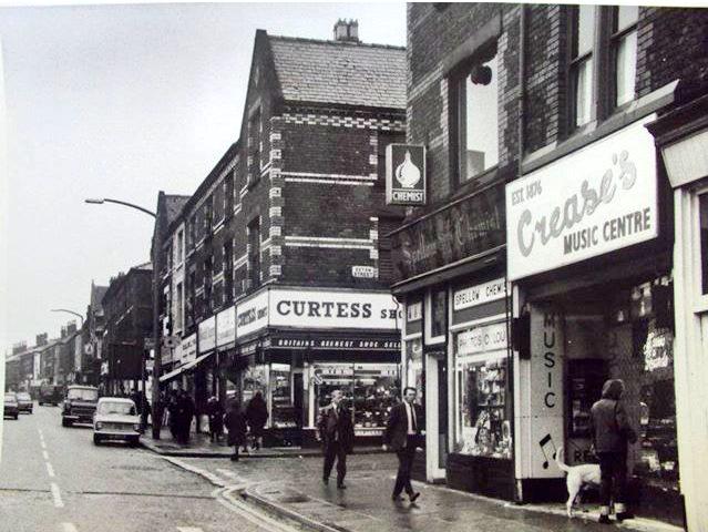 @Revival_Vinyl @angiesliverpool @_The_Las @lostinliverpl @liverpoolsynth @SoundsLiverpool @bbcmerseyside @PulpFictionArg @WestDerbyRotary Thanks - will take a look. Here's a photo I found which shows Crease's on Country Road, 1973.