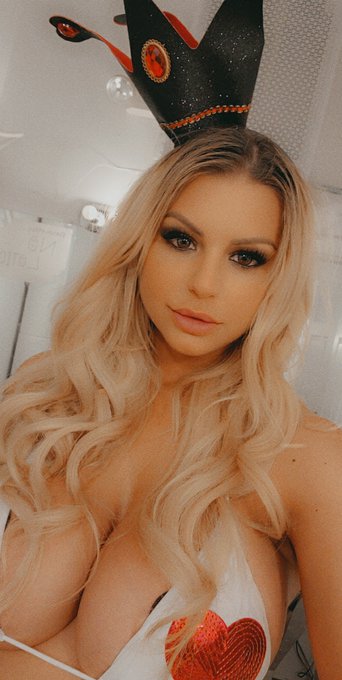 I'll be the queen of your heart today.  https://t.co/fzAnoEiMW9 https://t.co/4ClfwTETol